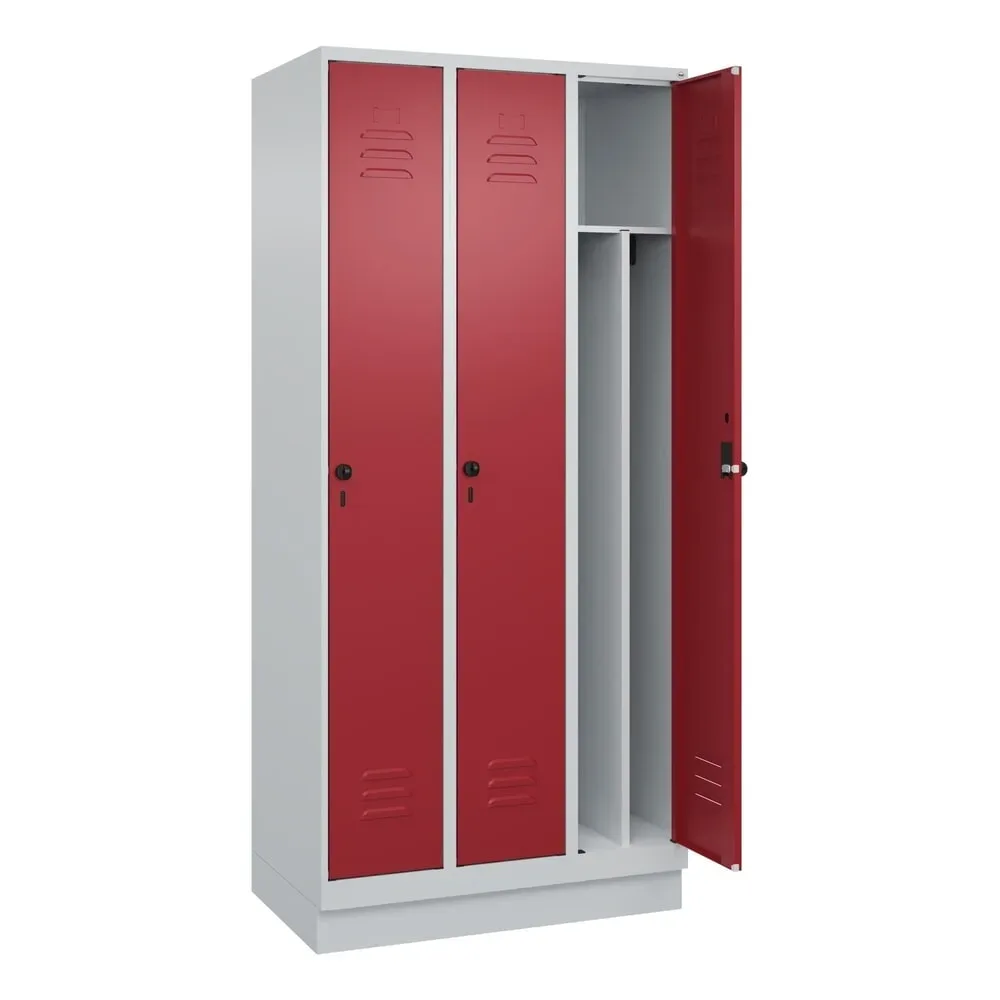 C+P Spind Classic PLUS, Sockel, 3 Abteile, HxBxT 1.950 x 900 x 500 mm, lichtgrau, rubinrot, für Vorhängeschloss, mit Mitteltrennwand