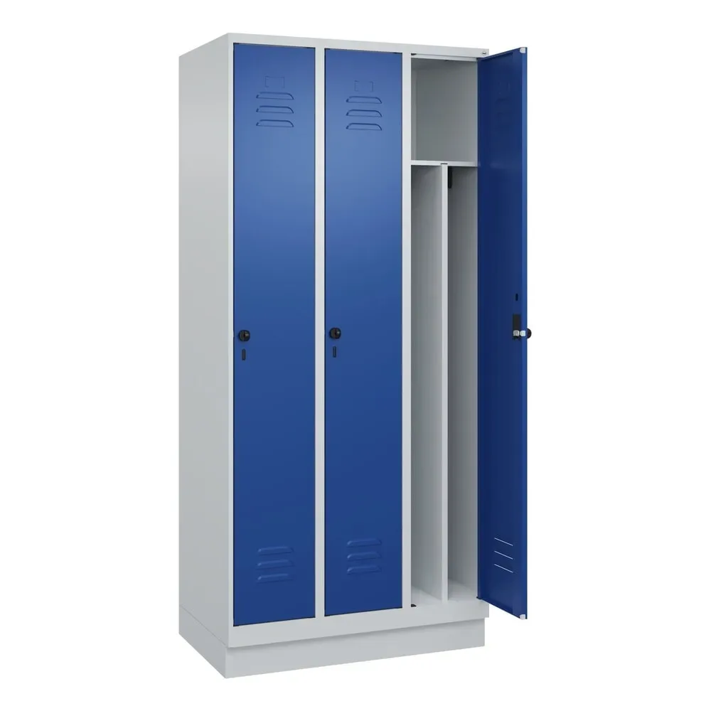 C+P Schwarz-Weiß-Spind Classic PLUS, schmal, 3 Abteile, verkürzte Trennwand mittig, lichtgrau / enzianblau, B 900 mm, mit Bodensockel, Drehriegel,