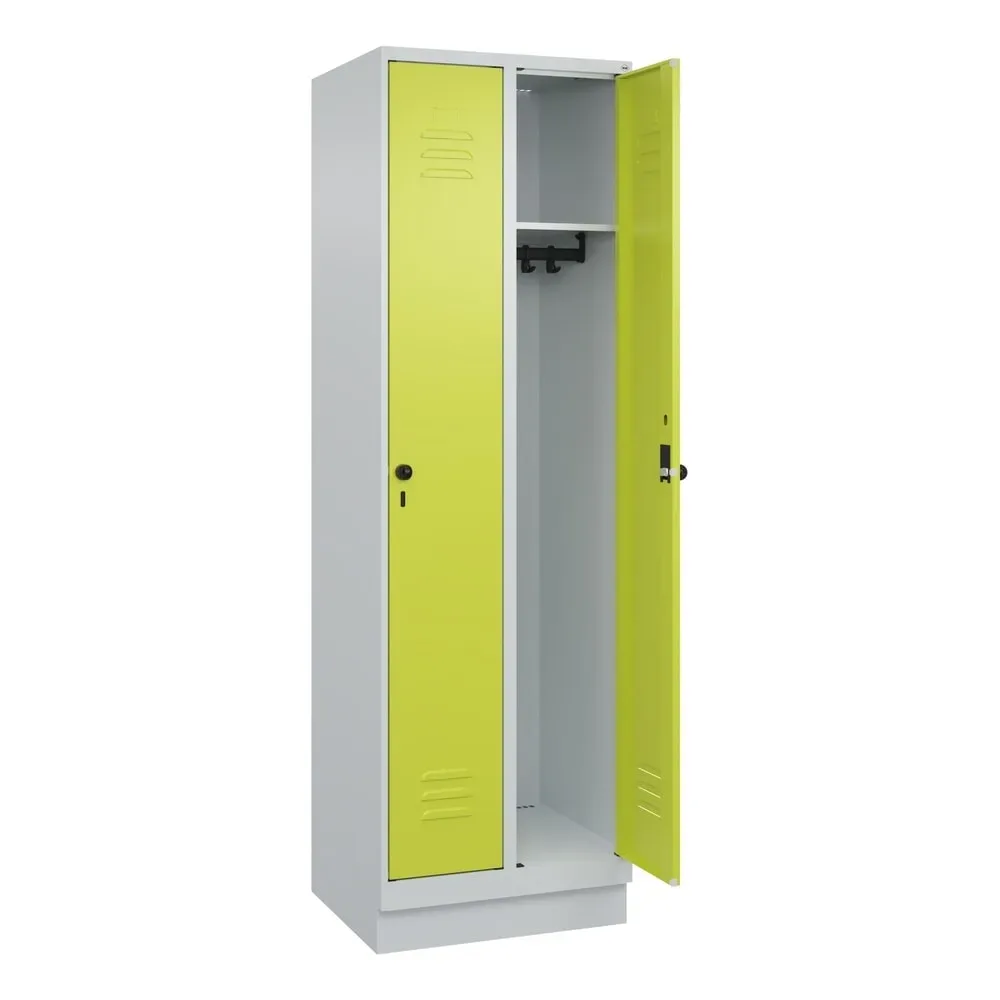 C+P Spind Classic PLUS, Sockel, 2 Abteile, HxBxT 1.950 x 600 x 500 mm, lichtgrau, clowngrün, für Vorhängeschloss, ohne Mitteltrennwand