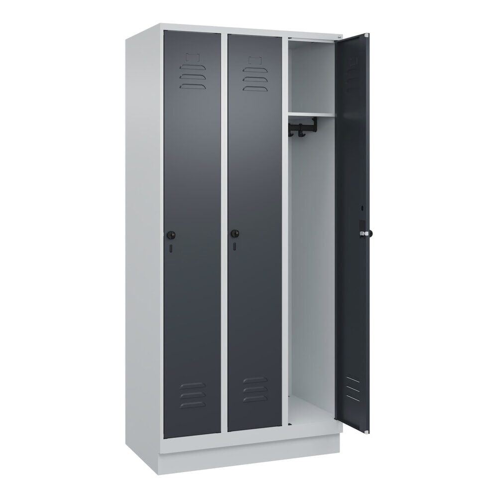 Spind Classic PLUS, 3 Abteile, lichtgrau / grau, B 900 mm, mit Bodensockel, Drehriegel C+P
