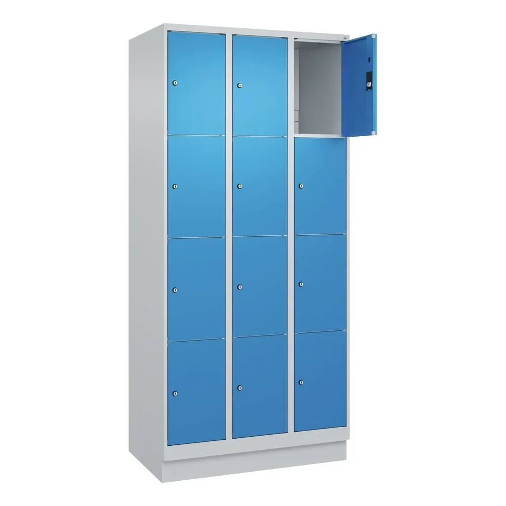 4er-Schließfachschrank Classic PLUS, 3 Abteile, lichtgrau / lichtblau, B 900 mm, 12 Fächer, mit Bodensockel C+P