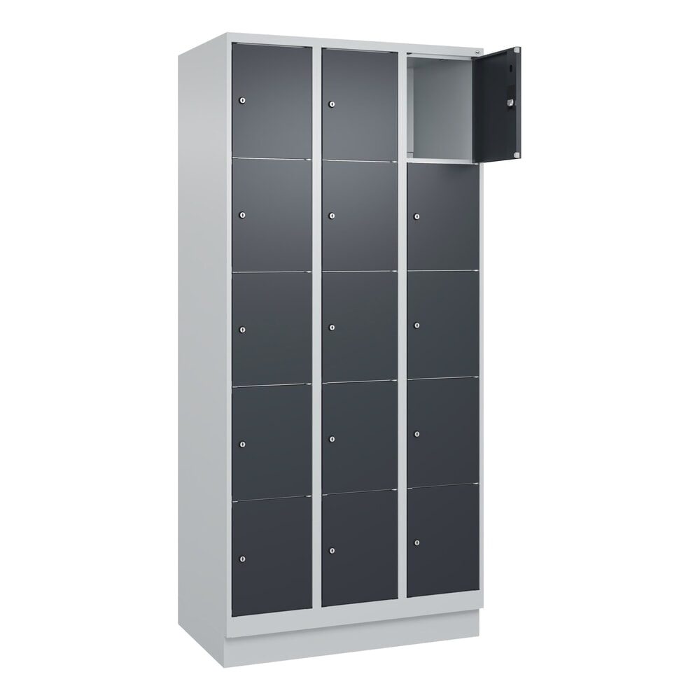5er-Schließfachschrank Classic PLUS, 3 Abteile, lichtgrau / grau, B 900 mm, 15 Fächer, mit Bodensockel C+P