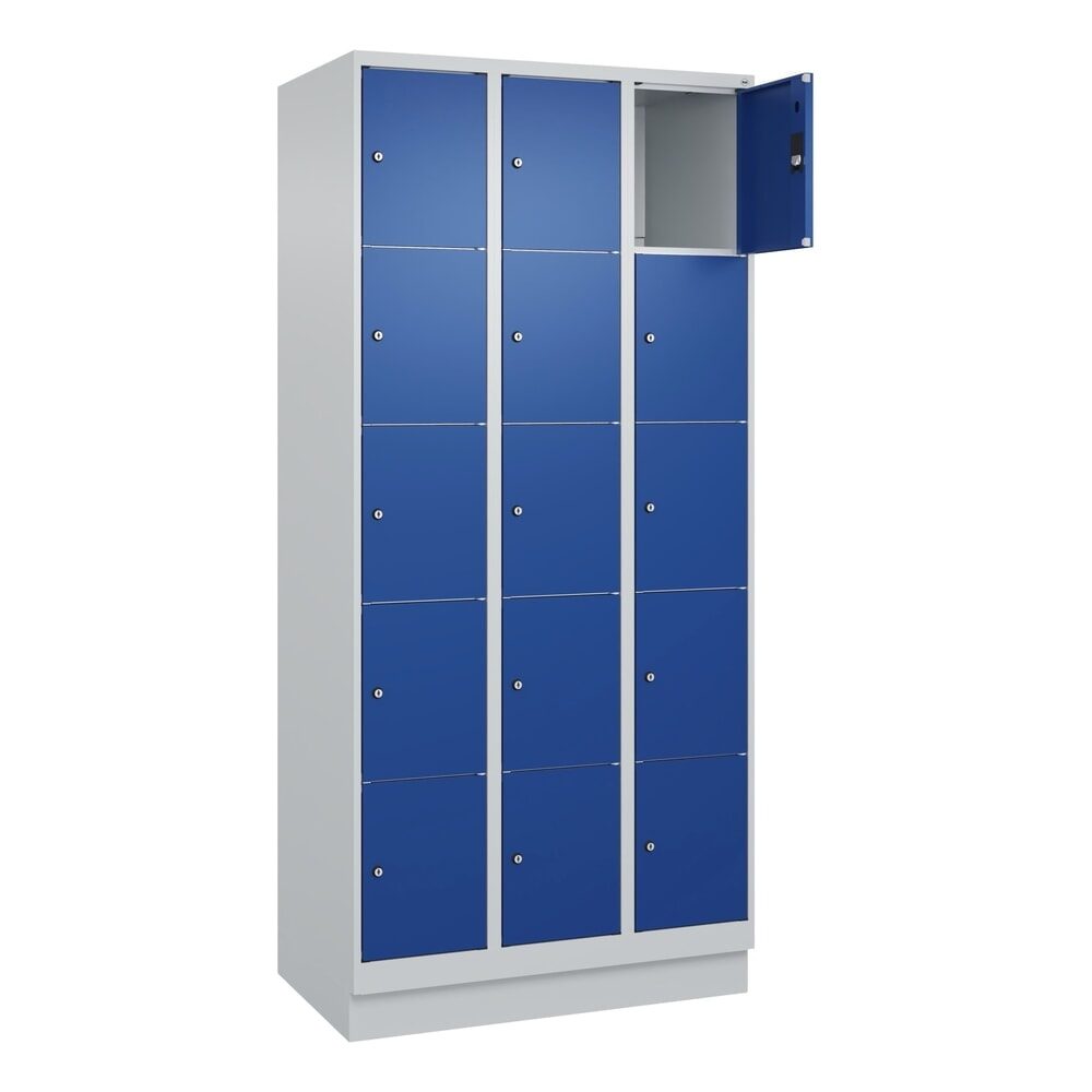 5er-Schließfachschrank Classic PLUS, 3 Abteile, lichtgrau / enzianblau, B 900 mm, 15 Fächer, mit Bodensockel C+P