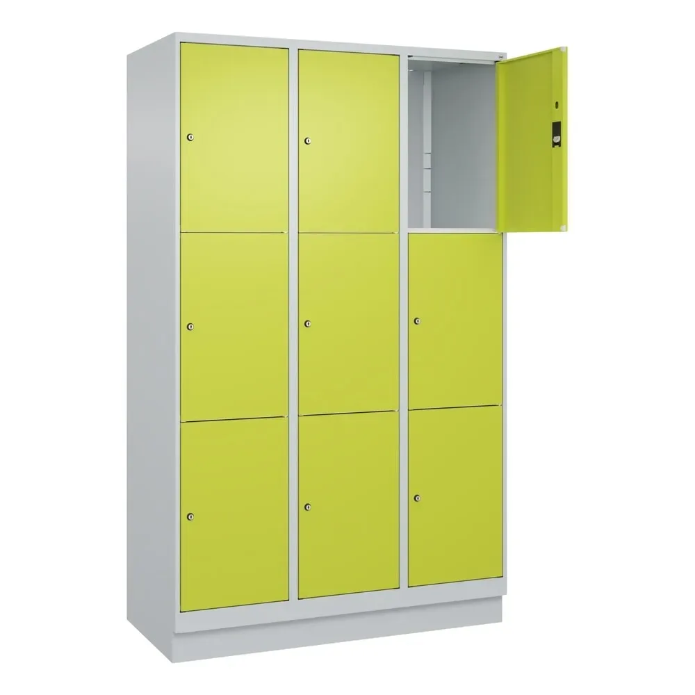 C+P Schliessfachschrank Classic PLUS, Sockel, 3 Abteile, HxBxT 1.950 x 1.200 x 500 mm, lichtgrau, clowngrün, 9 Fächer, Zylinderschloss