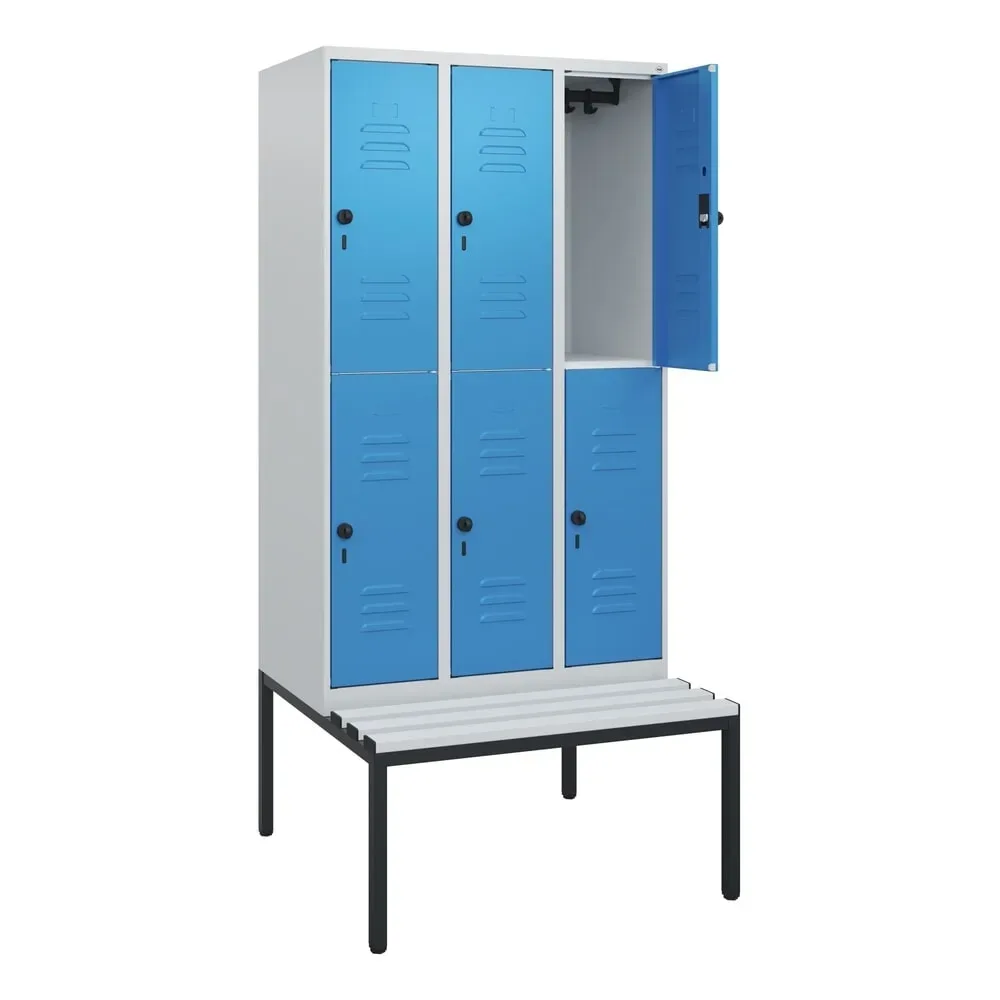 C+P Doppelstock-Spind Classic PLUS, 3 Abteile, HxBxT 1.950 x 900 x 815 mm, für Vorhängeschloss, untergebaute Bank aus Kunststoff, lichtgrau, lichtblau