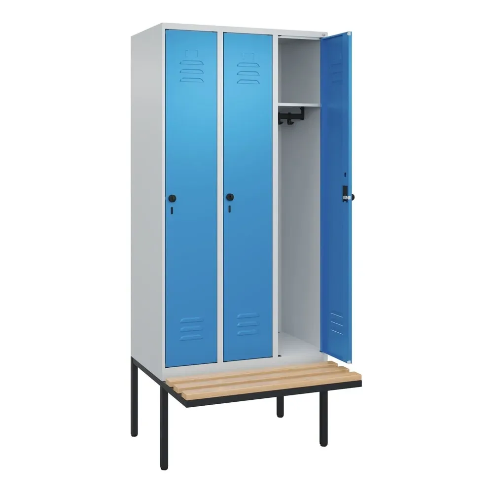Spind Classic PLUS Sitzbank, 3 Abteile, lichtgrau / lichtblau, B 900 mm, Sicherheits-Drehriegel, auskragend, Buche-Hartholz C+P