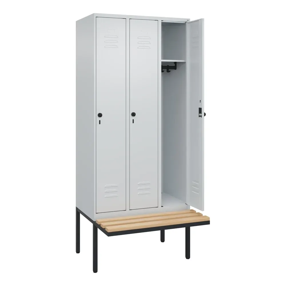 C+P Spind Classic PLUS, 3 Abteile, HxBxT 2.120 x 900 x 815 mm, für Vorhängeschloss, auskragende Bank aus Buche, lichtgrau, lichtgrau