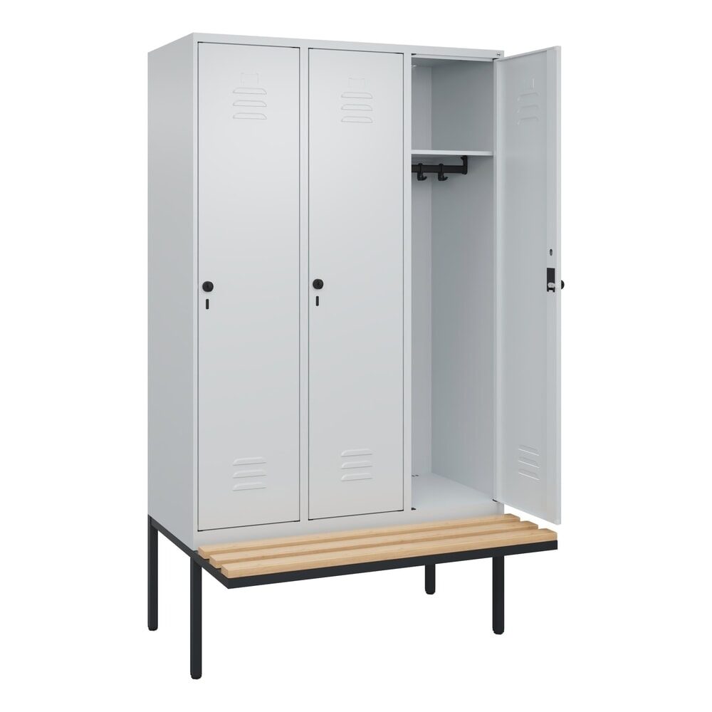 C+P Spind Classic PLUS, 3 Abteile, HxBxT 2.120 x 1.200 x 815 mm, für Vorhängeschloss, auskragende Bank aus Buche, lichtgrau, lichtgrau