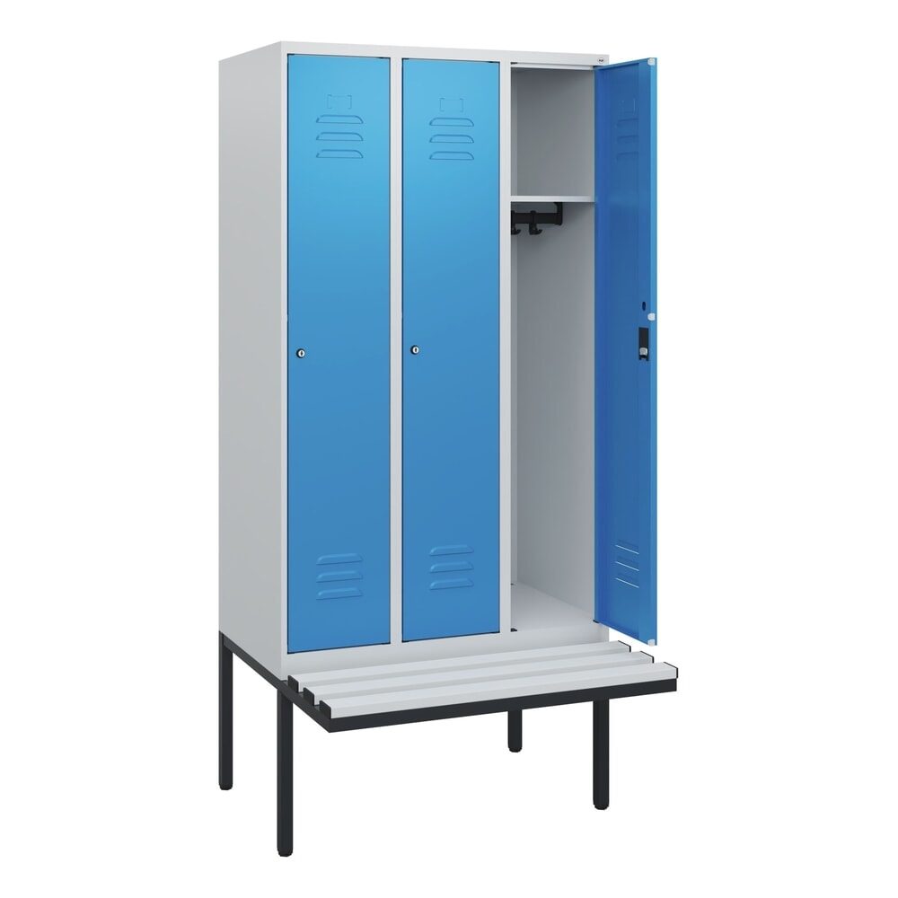 C+P Spind Classic PLUS, 3 Abteile, HxBxT 1.950 x 900 x 815 mm, Zylinderschloss, auskragende Bank aus Kunststoff, lichtgrau, lichtblau