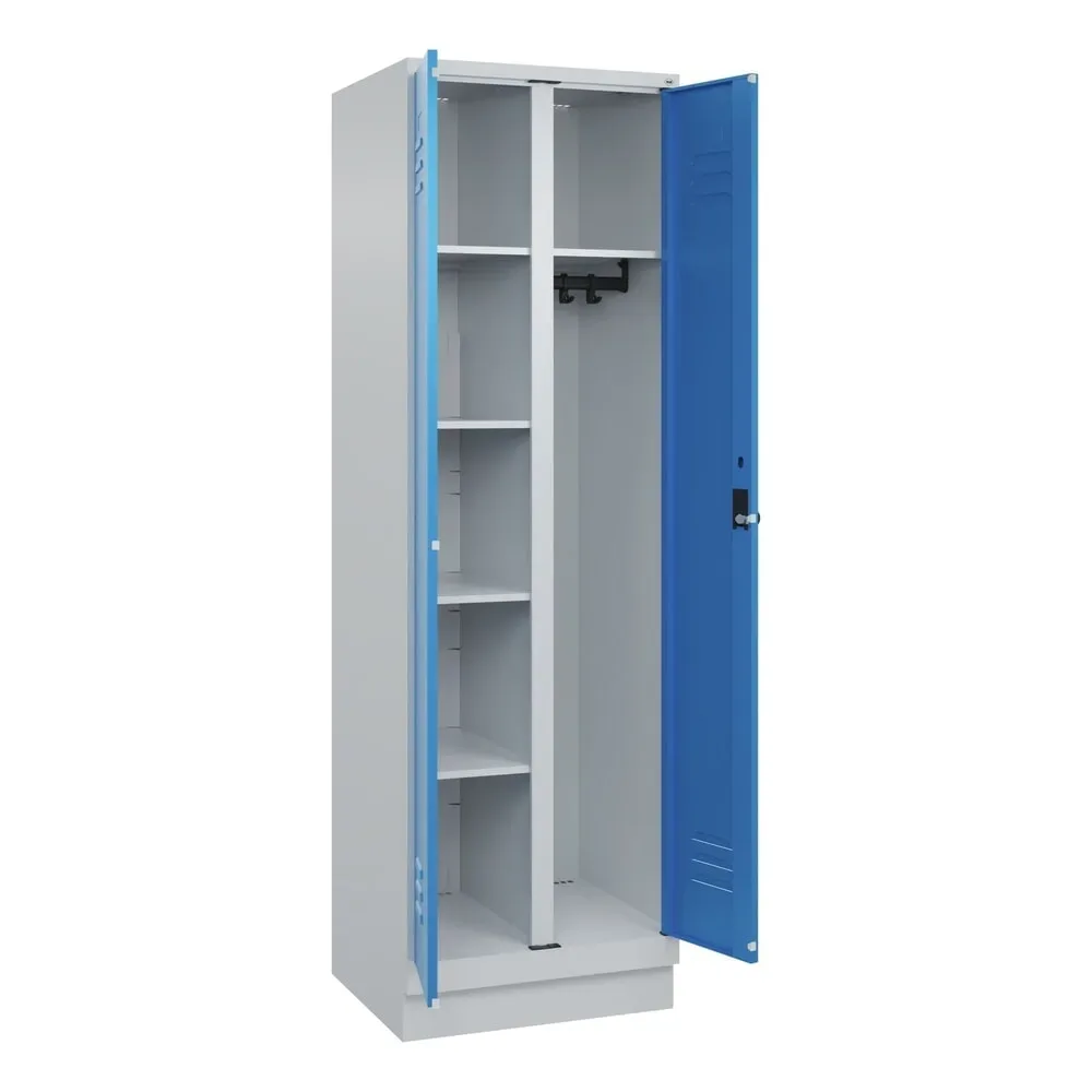 Putzmittelspind Classic PLUS, 1 Abteil, Trennwand mittig, lichtgrau / lichtblau, B 600 mm, mit Bodensockel, Drehriegel C+P