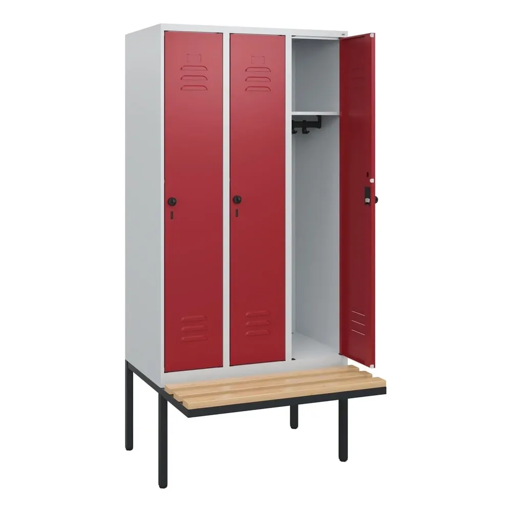 C+P Spind Classic PLUS, 3 Abteile, HxBxT 1.950 x 900 x 815 mm, für Vorhängeschloss, auskragende Bank aus Buche, lichtgrau, rubinrot