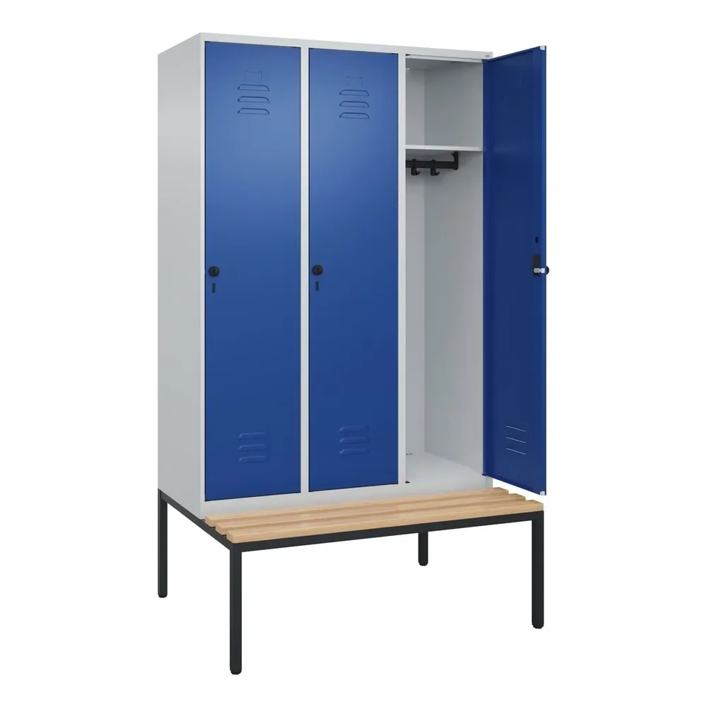 C+P Spind Classic PLUS, 3 Abteile, HxBxT 2.120 x 1.200 x 815 mm, für Vorhängeschloss, untergebaute Bank aus Buche, lichtgrau, enzianblau
