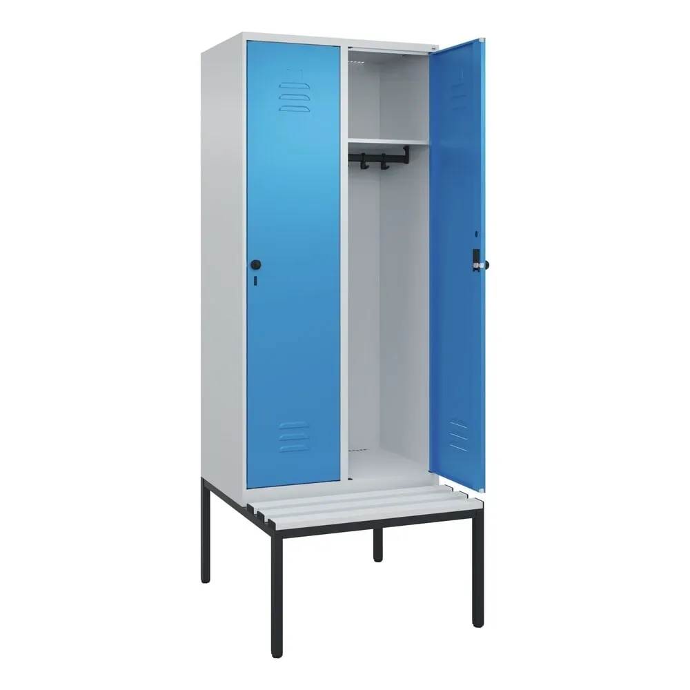 C+P Spind Classic PLUS, 2 Abteile, HxBxT 2.120 x 800 x 815 mm, für Vorhängeschloss, untergebaute Bank aus Kunststoff, lichtgrau, lichtblau
