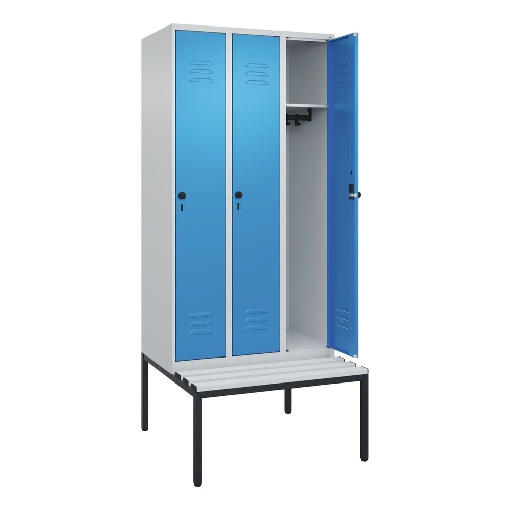 C+P Spind Classic PLUS, 3 Abteile, HxBxT 2.120 x 900 x 815 mm, für Vorhängeschloss, untergebaute Bank aus Kunststoff, lichtgrau, lichtblau