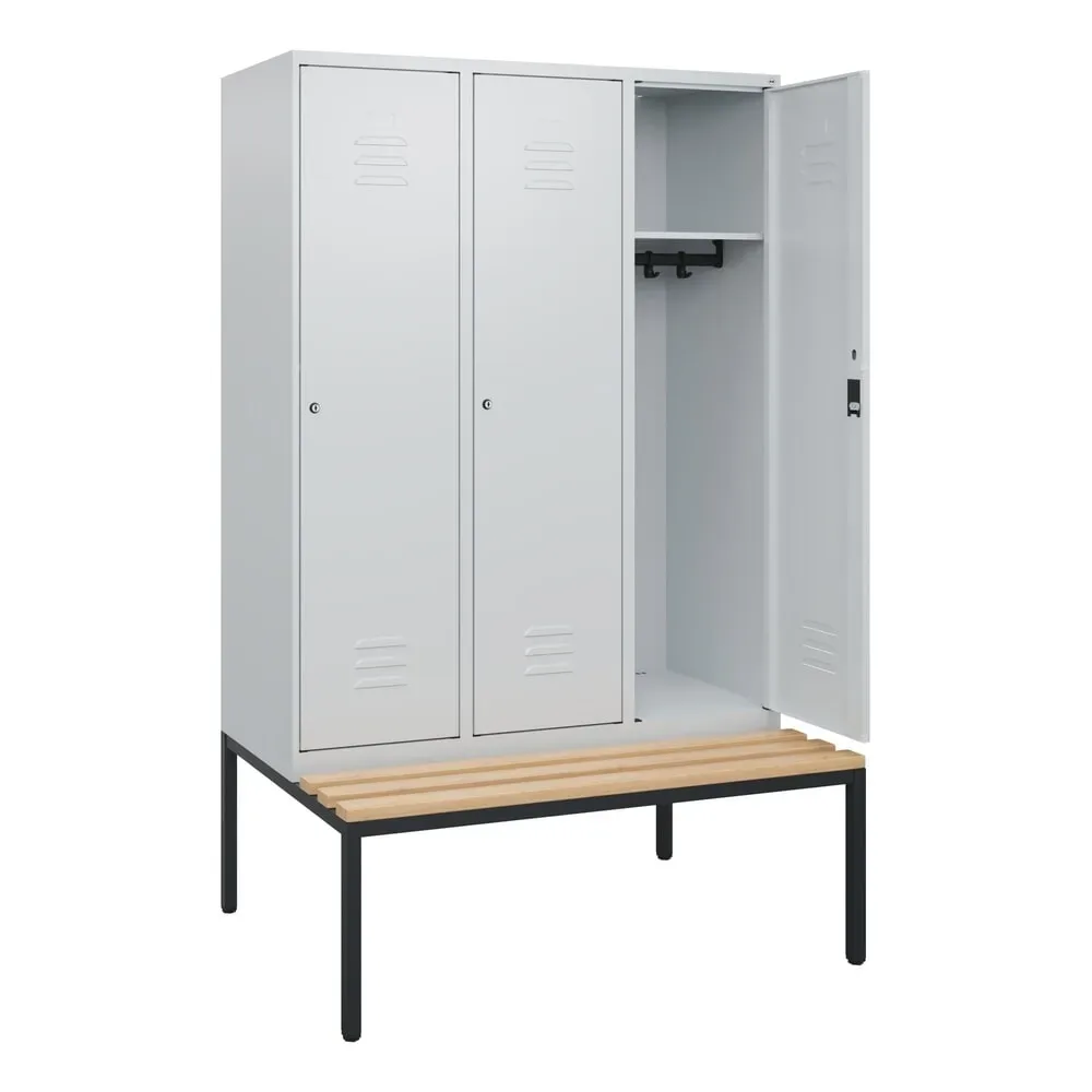 C+P Spind Classic PLUS, 3 Abteile, HxBxT 1.950 x 1.200 x 815 mm, Zylinderschloss, untergebaute Bank aus Buche, lichtgrau, lichtgrau