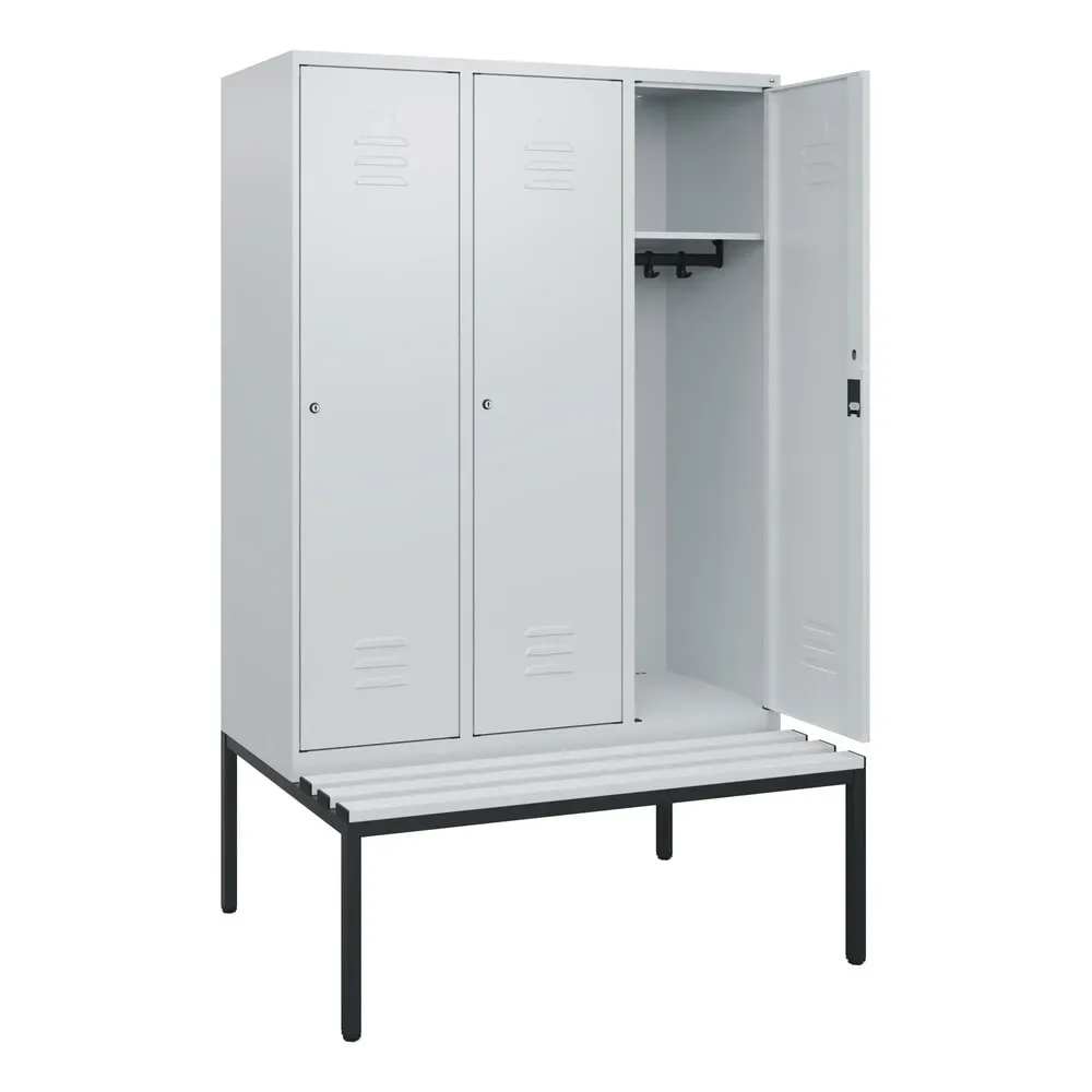 C+P Spind Classic PLUS, 3 Abteile, HxBxT 1.950 x 1.200 x 815 mm, Zylinderschloss, untergebaute Bank aus Kunststoff, lichtgrau, lichtgrau