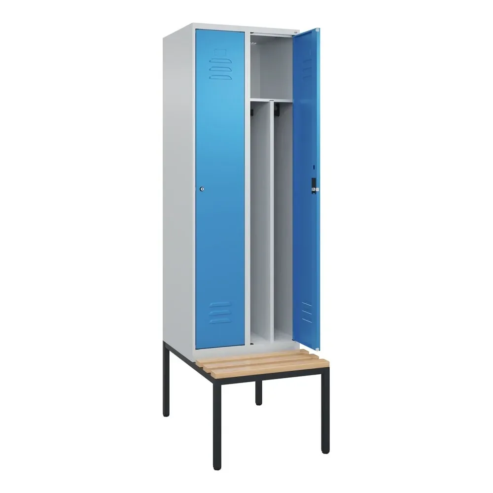 C+P Schwarz-Weiß-Spind Classic PLUS Sitzbank, schmal, 2 Abteile, verkürzte Trennwand mittig, lichtgrau / lichtblau, B 600 mm, Zylinderschloss,