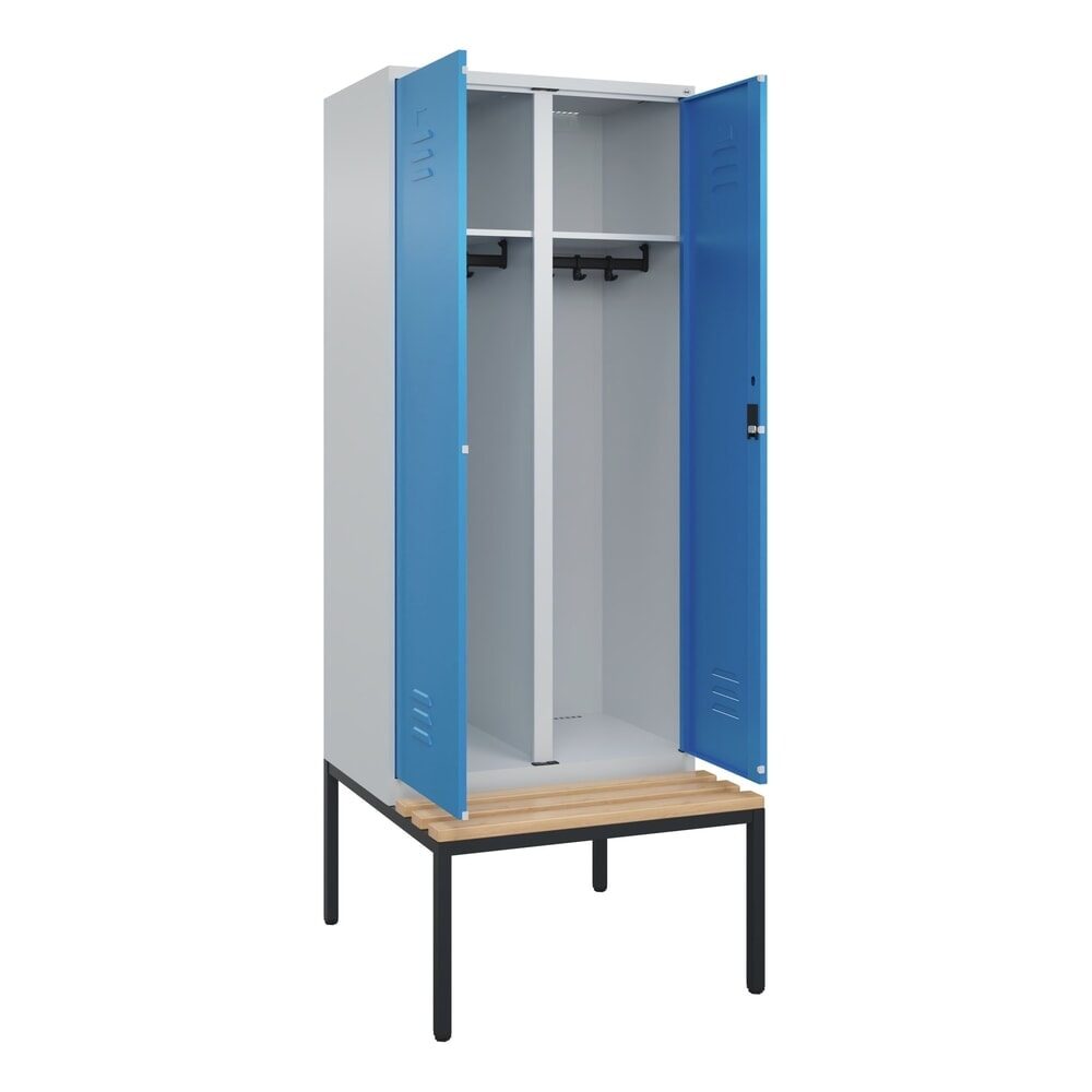 C+P Schwarz-Weiß-Spind Classic PLUS Sitzbank, Trennwand mittig, 1 Abteil, lichtgrau / lichtblau, B 800 mm, Zylinderschloss, untergebaut, Buche-Hartholz