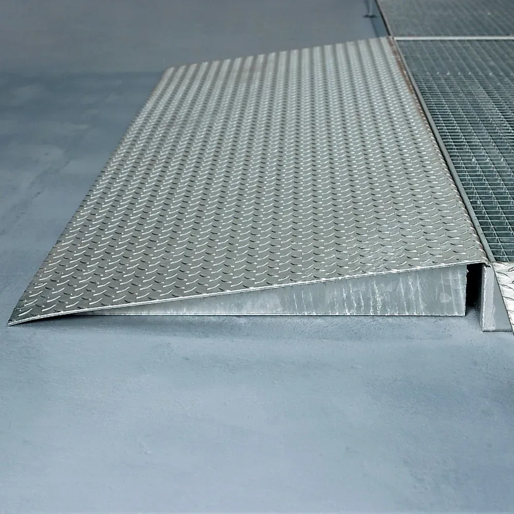 Auffahrrampe für SAFE Flach-Auffangwanne aus Stahl, BxL 1.970 x 850 mm