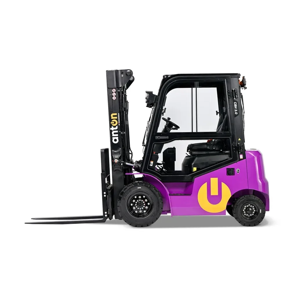 AntOn by Jungheinrich? Elektro-Stapler CBH 2.0 mit Dreifach-Teleskop-Hubgerüst, Hubhöhe 4800 mm, Tragfähigkeit 2000 kg, Wetterschutzkabine Comfort, inklusive externem Ladegerät 80 V, 100 A, CEE, 5-pin