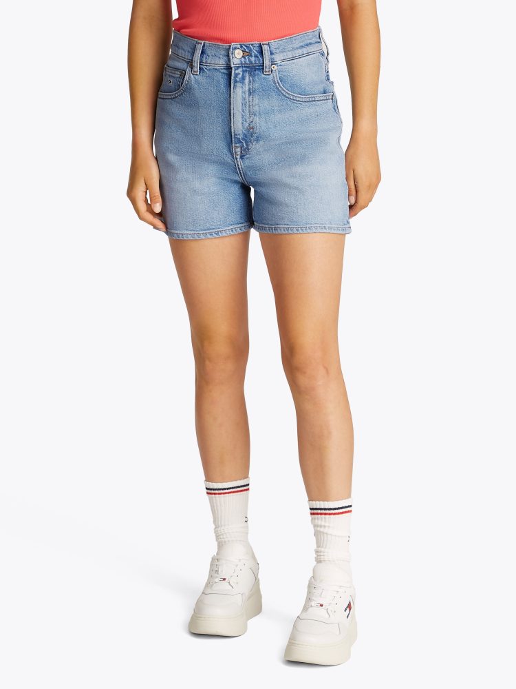Tommy Jeans Shorts »MOM SHORT BI0112«, mit Logo-Badge, in blauer Waschung