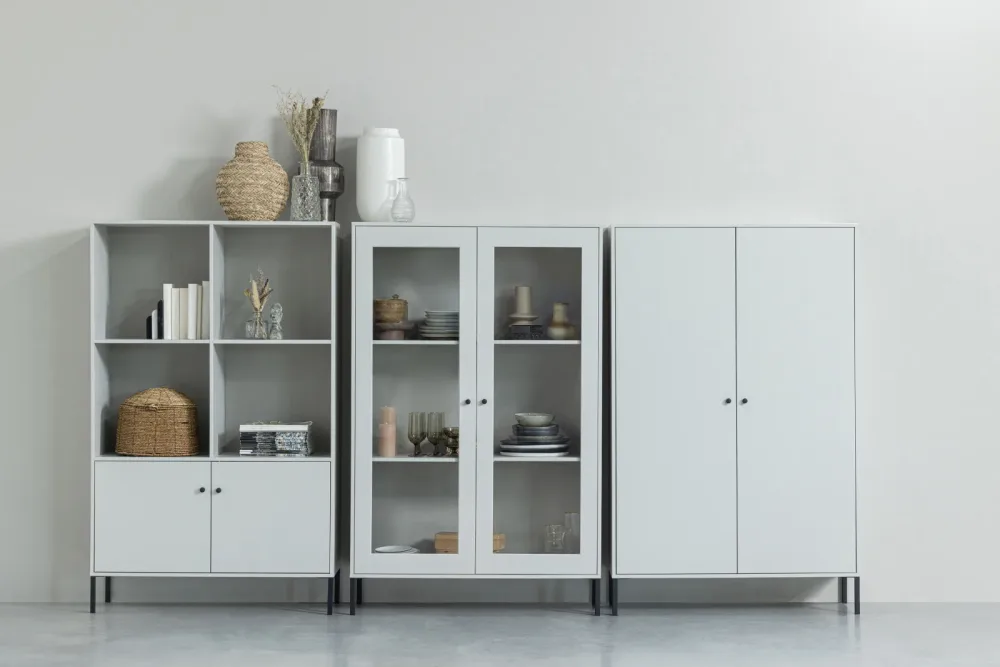 Design Vitrine „Xamo“ aus nachhaltigem Massivholz und Glas De Eekhoorn
