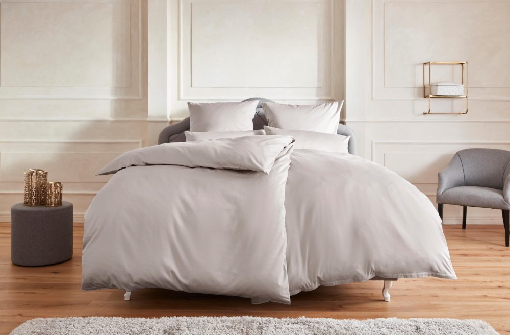 Guido Maria Kretschmer Home&Living Bettwäsche »Mila, in Satin Qualität, atmungsaktiv, Flächengewicht 120 g/m², hergestellt aus 100% Baumwolle, unterstützt Cotton made in Africa, Bett- und Kopfkissenbezug mit Reissverschluss.