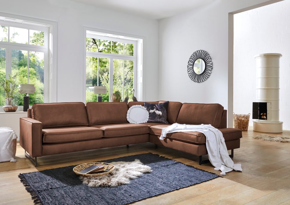 Places of Style Ecksofa »Pinto«, mit Keder und Metallfüssen