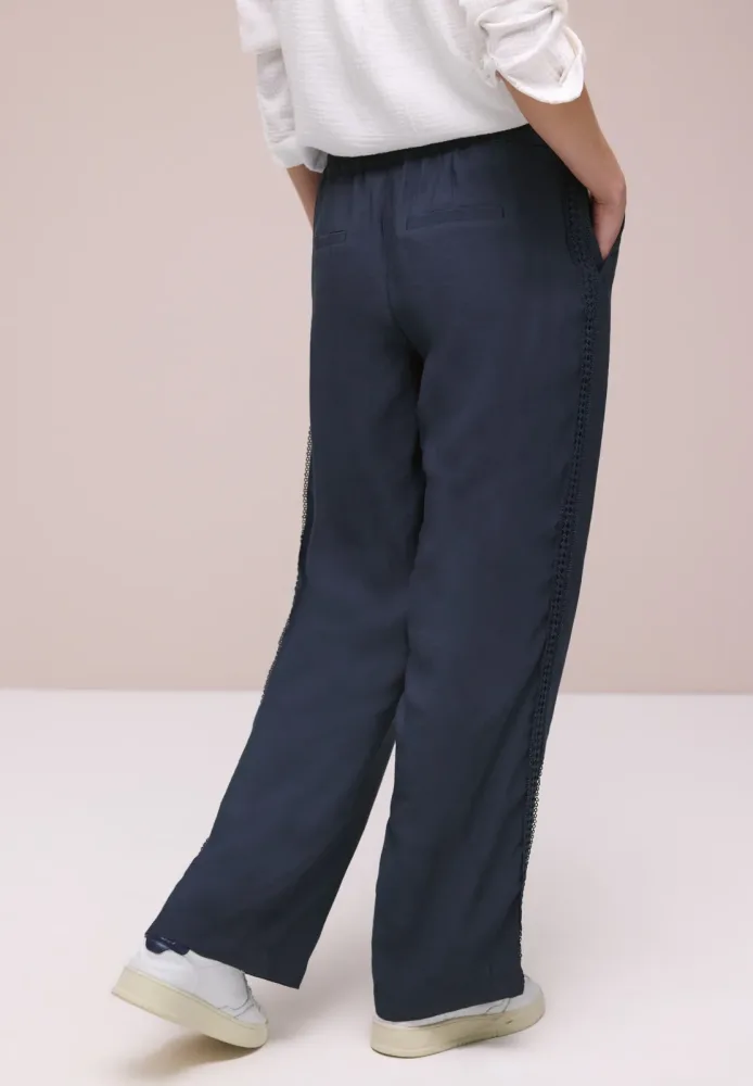 Wide Leg Hose mit Crochet Tape