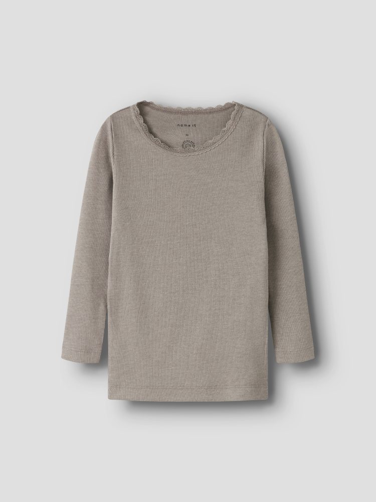 Name It Langarmshirt »NMFKAB LS TOP NOOS«, in Feinripp und mit süsser Spitzenkante am Ausschnitt