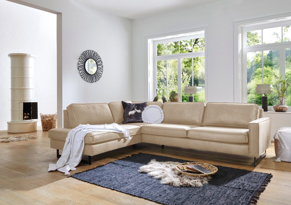 Places of Style Ecksofa »Pinto«, mit Keder und Metallfüssen