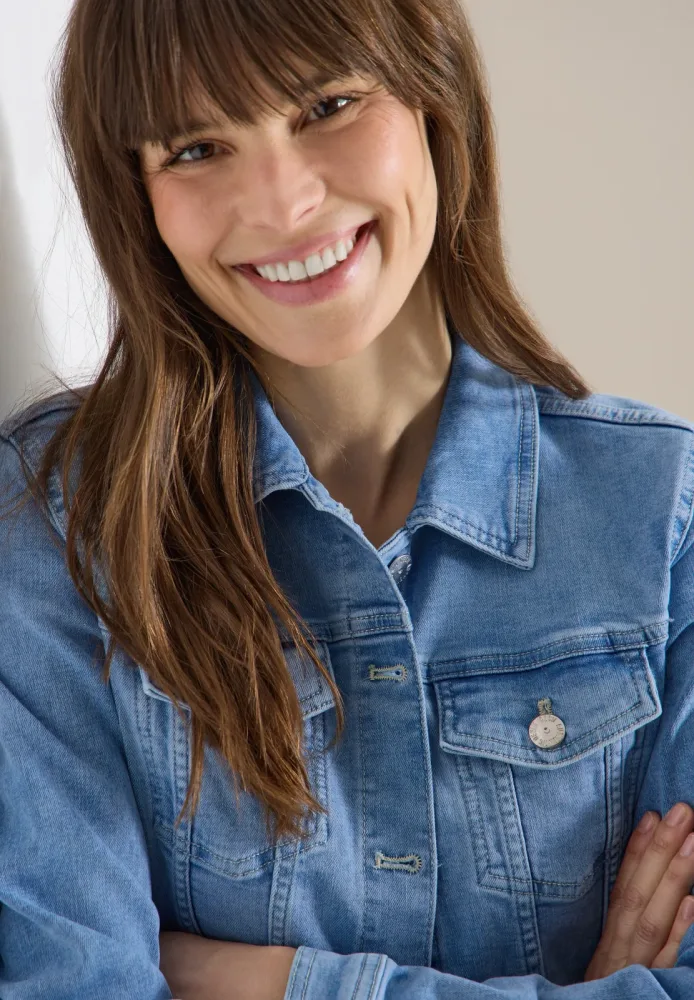 Jeansjacke mit Brusttaschen und Knöpfen