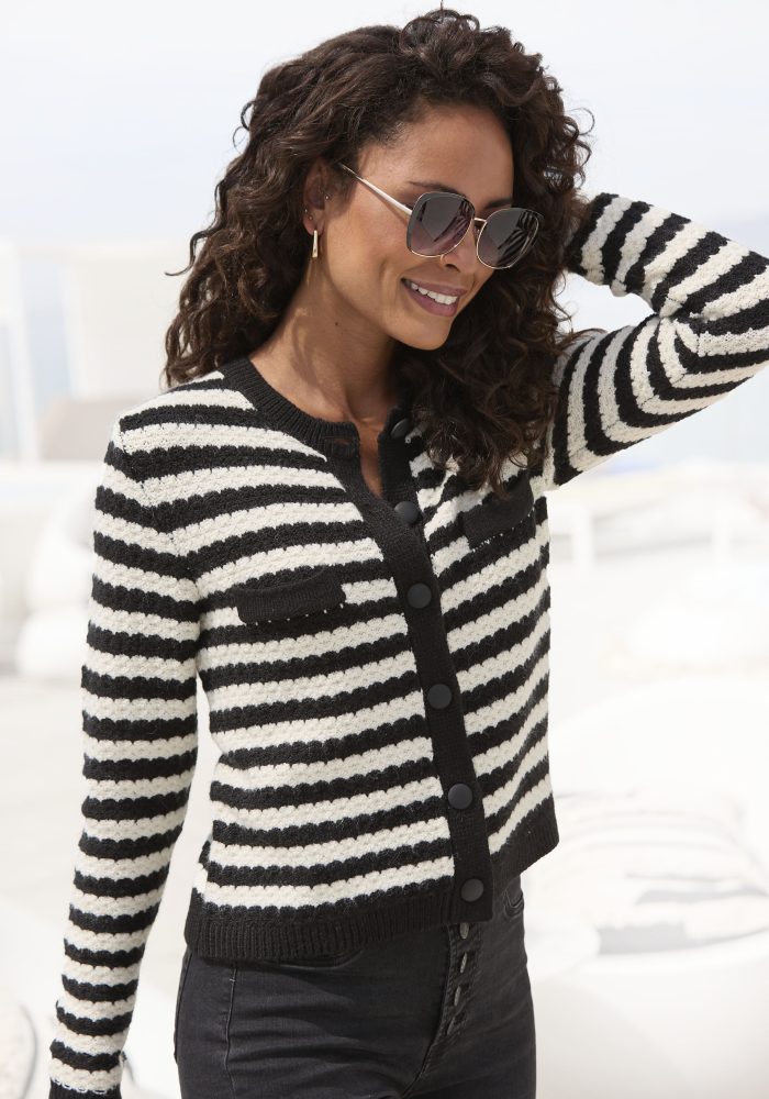 LASCANA Strickjacke mit Streifenmuster, Kontrastbündchen, markante Knopfleiste