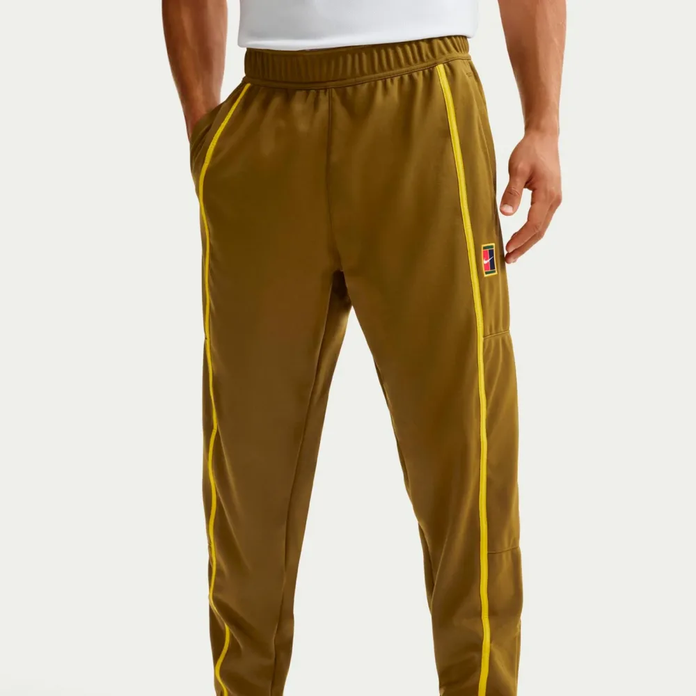 Nike Jannik Sinner Court Heritage Trainingshose Herren - oliv