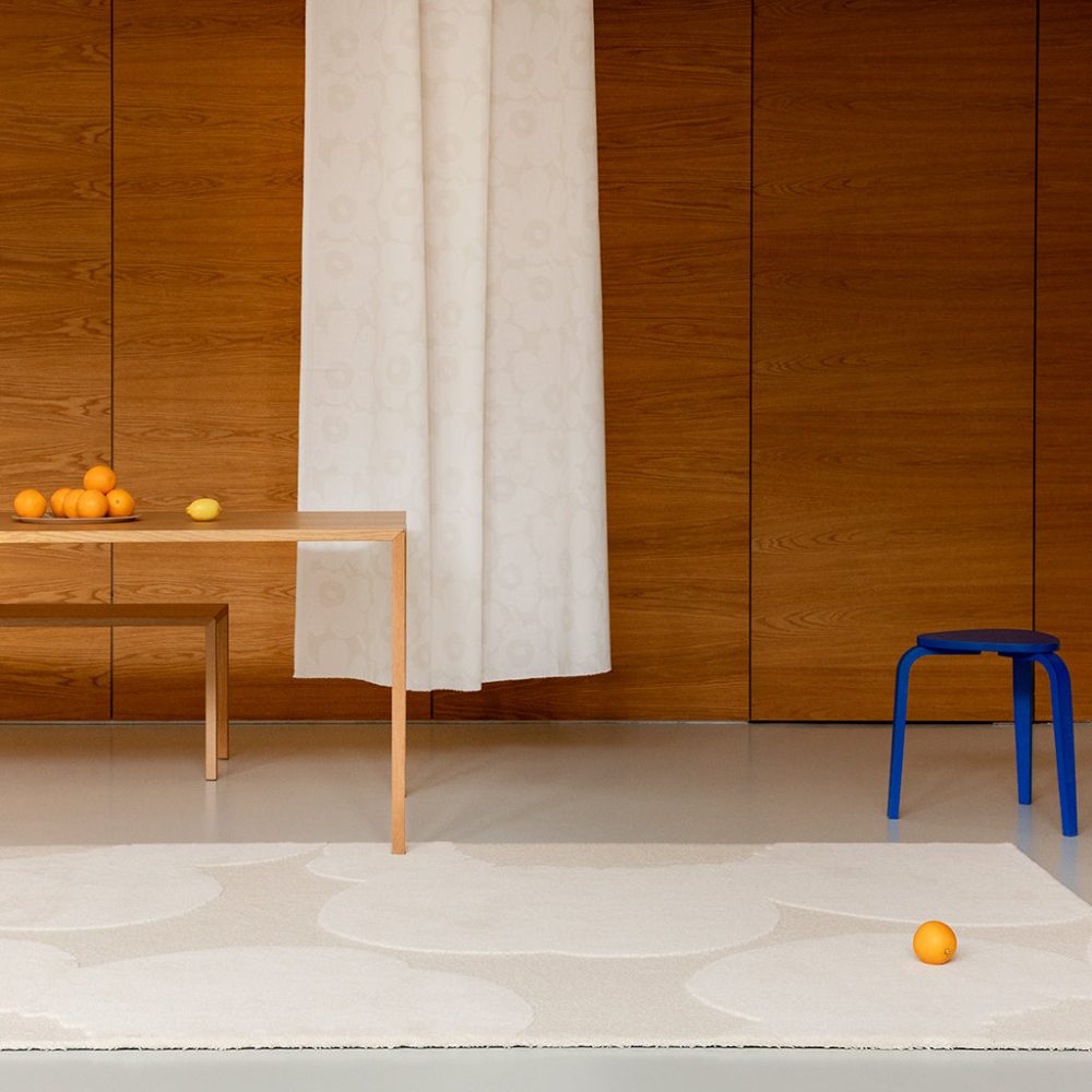 Handgetufteter Designer Teppich „Iso Unikko Natural“ aus 100% Wolle, verschiedene Grössen MARIMEKKO