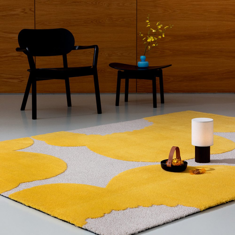 Handgetufteter Designer Teppich „Iso Unikko Yellow“ aus 100% Wolle, verschiedene Grössen MARIMEKKO