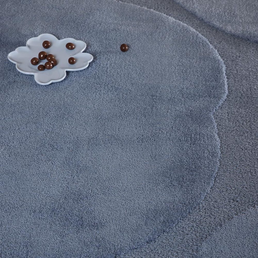 Handgetufteter Designer Teppich „Iso Unikko Dusty Blue“ aus 100% Wolle, verschiedene Grössen MARIMEKKO