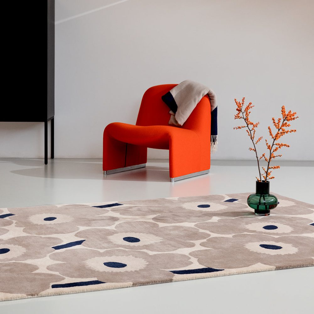 Handgetufteter Designer Teppich „Unikko Greige“ aus 100% Wolle, verschiedene Grössen MARIMEKKO