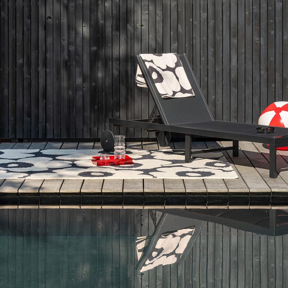 Hochwertiger In- & Outdoor Designer Teppich „Unikko Charcoal & White“, verschiedene Grössen MARIMEKKO
