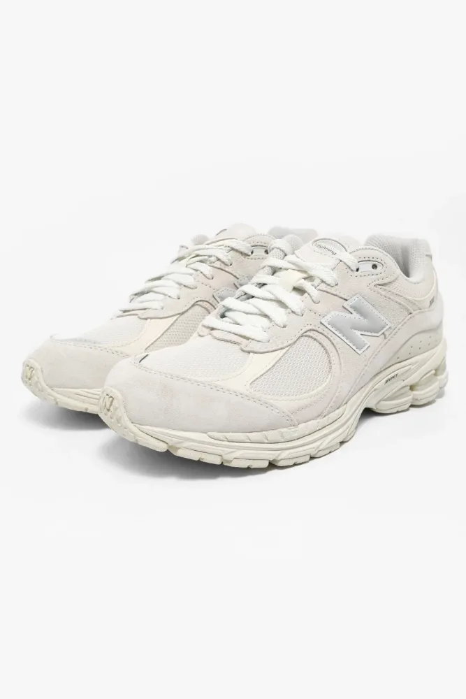 New Balance U 2002R Elevated Essentials Sneaker - Sea Salt + Silver Metallic EU43 Herren