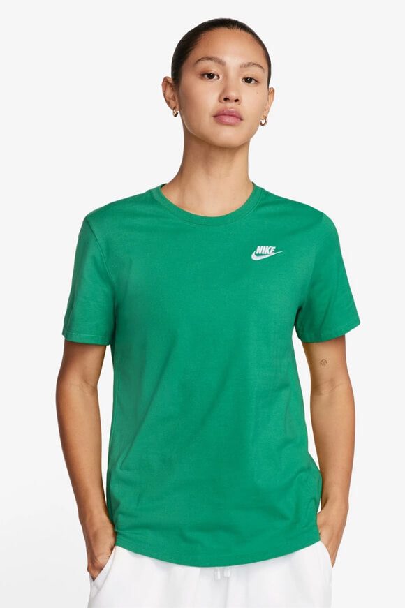 Nike Sportswear Club Essentials T-Shirt - Green M Damen