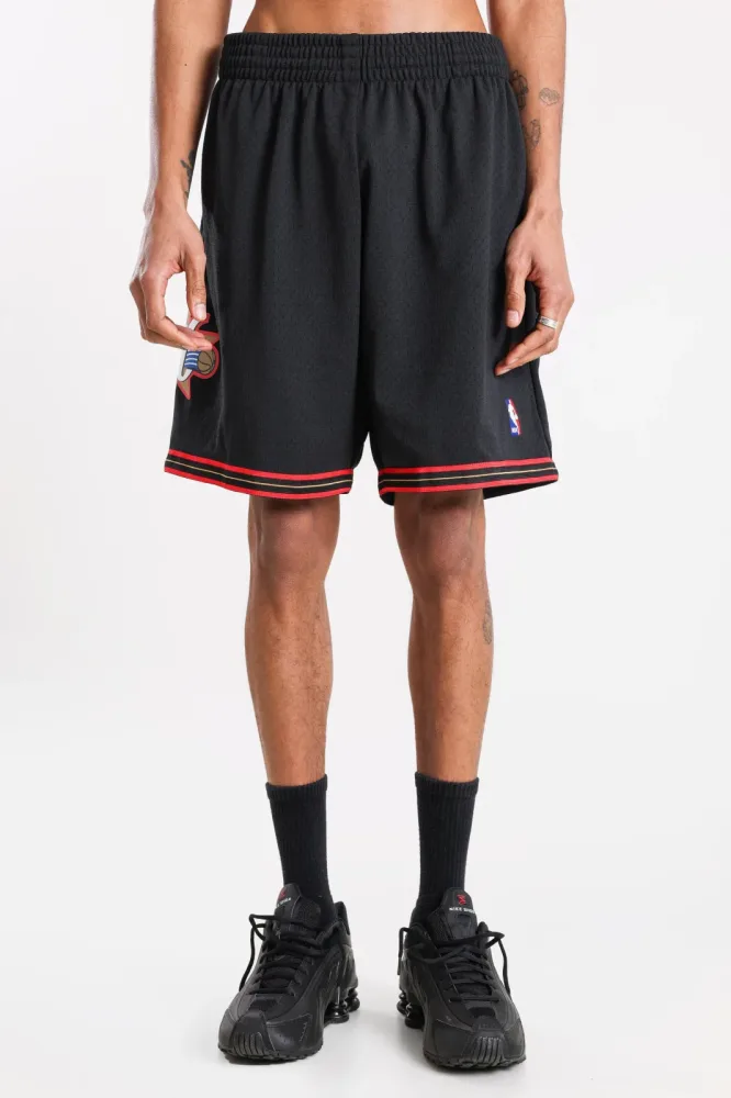 Mitchell & Ness Mesh Shorts - Black + Red M Herren