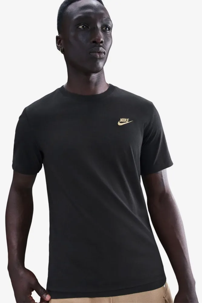 Nike Sportswear Club T-Shirt - Black + Gold S Herren