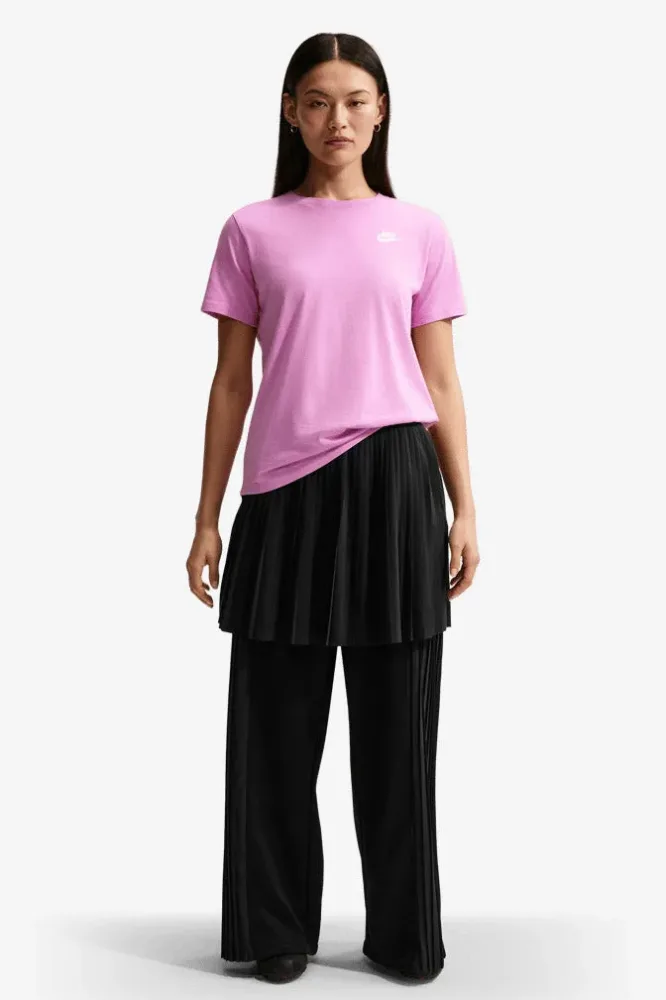 Nike Sportswear Club Essentials T-Shirt - Light Magenta M Damen