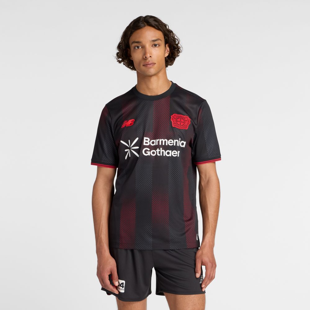 New Balance New Balance Bayer 04 Leverkusen Home SS Jersey 25/26 Herren, rot, Grösse: L Regular Fit Herren, rot, Grösse: L