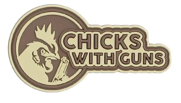 Klettabzeichen Chicks With Guns - coyote