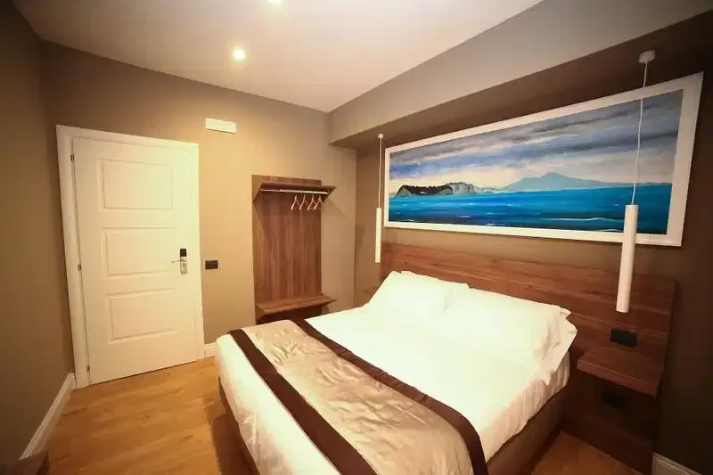 7th Floor Suite