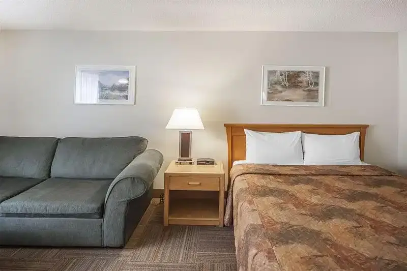 Econolodge Inn and Suites