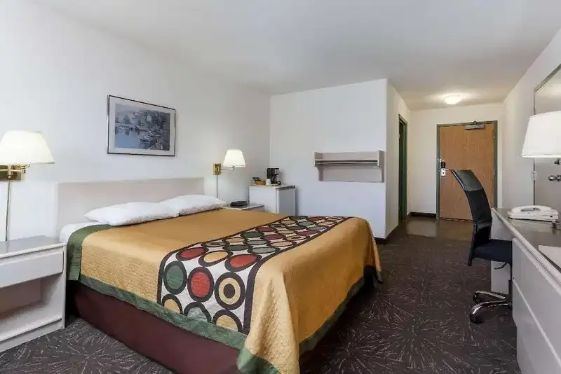 Super 8 by Wyndham Taber AB