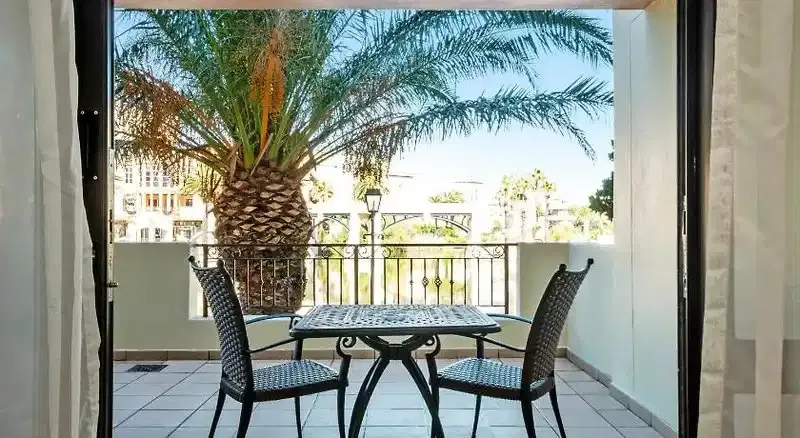 Island Club Hotel & Apartments